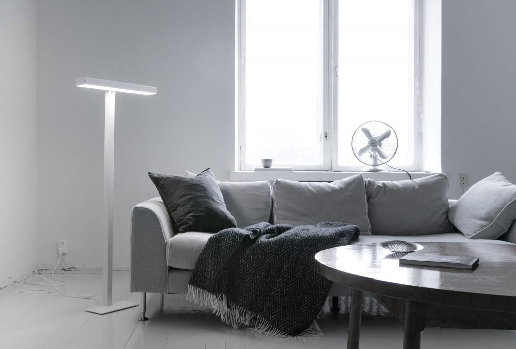 Podłogowa lampa Innolux Valovoima - aranżacja w salonie