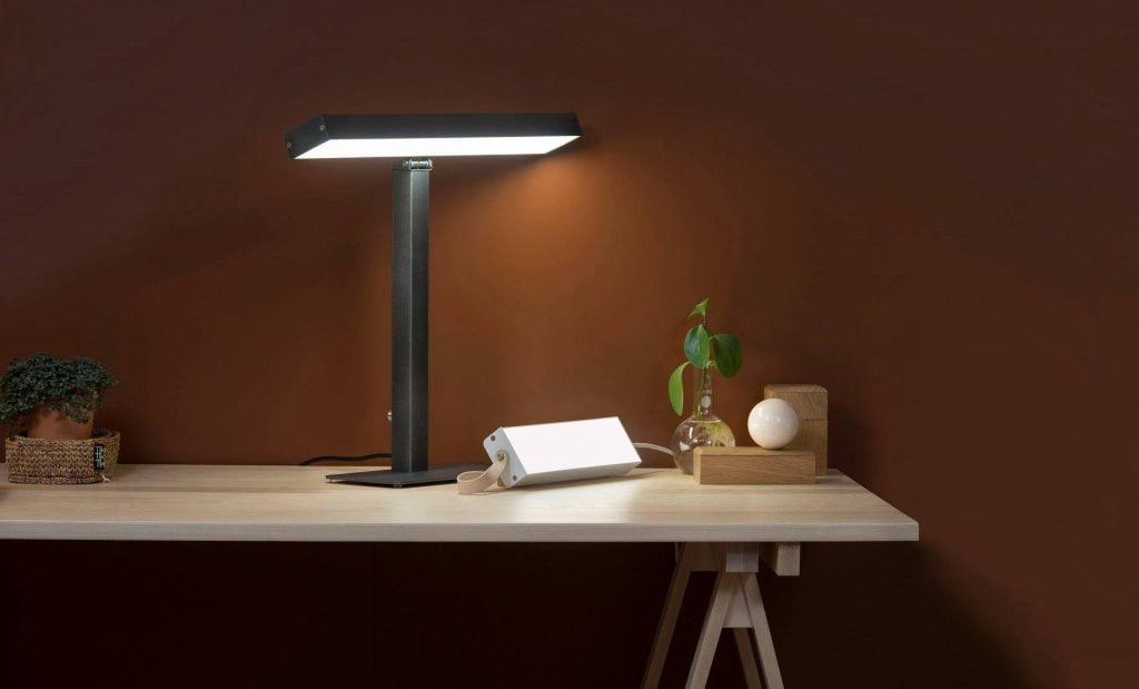 Lampa Valovoima LED biurkowa grafitowa w towarzystwie Valovoimy LED mini.